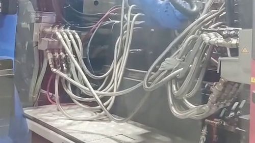 工厂里的自动化设备,连车间都很干净,这样做出来的零件才好吧